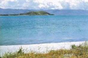 «ՎԱԶ-2112»–ը դիմացի անիվներով հայտնվել է լճում