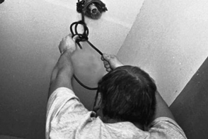 Վարձակալած բնակարանի հյուրասենյակի ջահից կախված դի է հայտնաբերվել