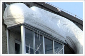 Պատշգամբի թիթեղյա ծածկը տեղացած ձյան պատճառով թուլացել կախվել էր