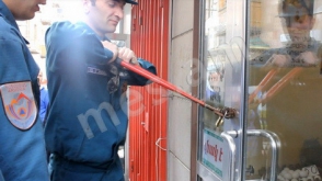 Առևտրի սրահի դռան փականը խափանվել է, հաճախորդները մնացել են ներսում