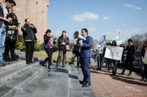 Բնապահպանները ցույց են արել քաղաքապետարանի դիմաց