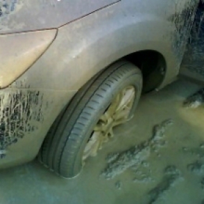 Ավտոմեքենան արգելափակվել է ճահճի մեջ