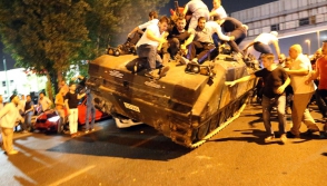 Танки давят людей во время попытки переворота в Турции