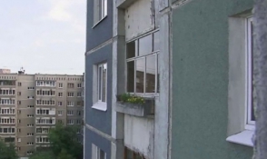 Житель Екатеринбурга во время прогулки поймал выпавшую с 8 этажа девочку (видео)