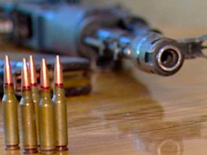 Կինը կամավոր զենք-զինամթերք է հանձնել