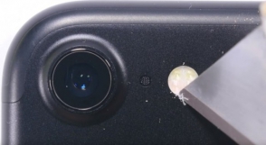 Блогер согнул, поджег и поцарапал «iPhone 7» (видео)