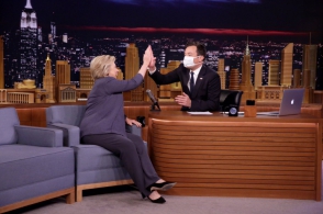В США телеведущий Джимми Фэллон надел медицинскую маску перед интервью с Клинтон