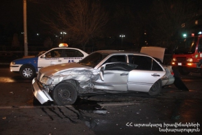 Սեբաստիա փողոցում բախվել են «Mercedes»-ն ու «BMW»-ն, այնուհետև հարվածել «Սանիթեք»-ի աղբամանին․ կա տուժած (ֆոտոշարք)