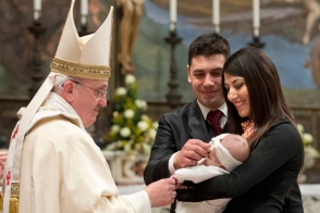Папа Франциск предложил женщинам кормить грудью в церкви