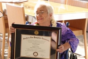 94-летняя гавайка успешно защитила диплом и получила степень бакалавра (видео)