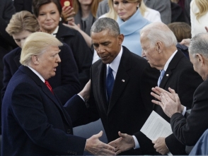 Обама примкнул к протестующим против Трампа