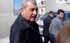Ինչպես է ադրբեջանցի պաշտոնյան հարվածում լրագրողին