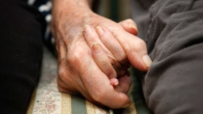 Прожившие вместе 69 лет супруги умерли в один день, держась за руки