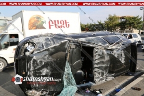 Խոշոր ավտովթար Երևանում. 37-ամյա վարորդը Porsche Cayenne-ով բախվել է բետոնե արգելապատնեշներին և կողաշրջվել