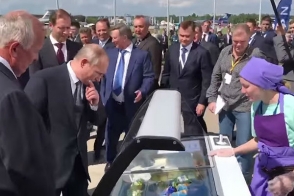 Путин угостил министров мороженым
