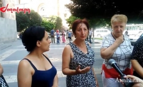 Работники рынка «Фердуси» устроили акцию протеста возле здания Правительства (видео)