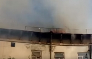 В Баку сгорело жилое здание