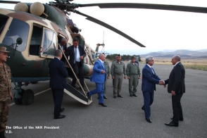 Президент Саакян встретил в аэропорту г. Степанакерта Сержа Саргсяна