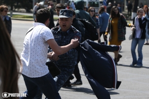 Ոստիկանները բռնի ուժով բերման են ենթարկում ցուցարարներին (տեսանյութեր)