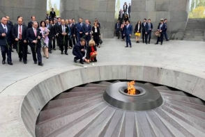 Президент Франции почтил память жертв Геноцида армян (видео)