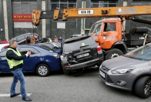 В центре Киева автокран протаранил более 20 автомобилей (видео)