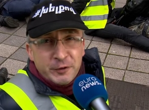 В Бельгии задержали демонстранта с кепкой с надписью «С умом» на армянском