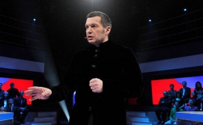 Телеведущий швырнул стакан в польского эксперта на программе Владимира Соловьева