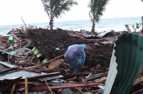 Живыми или мертвыми: жители Индонезии после цунами ищут своих родных и близких
