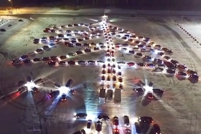 В Екатеринбурге автомобилисты сделали елку из 213 машин