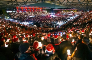 В Германии тысячи футбольных болельщиков исполнили на стадионе рождественские песни