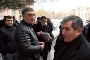 Грузоперевозчики провели акцию протеста у здания Правительства РА (видео)