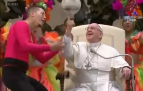 Папа Римский на несколько секунд стал цирковым жонглером