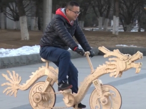 В Китае мужчина сделал велосипед из палочек для мороженого