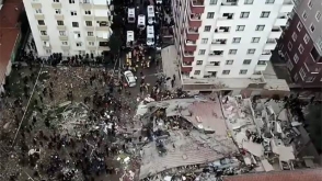 Момент обрушения жилого здания в Стамбуле попал на видео