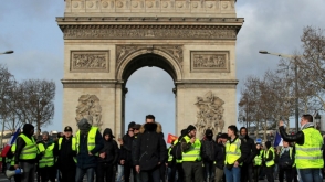 В Париже между «желтыми жилетами» и полицией вновь произошли столкновения