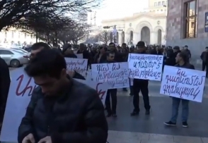 Производители газированных напитков протестуют перед зданием Правительства РА (прямой эфир)