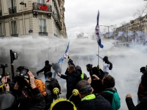 В ходе акции «желтых жилетов» в Париже произошли массовые столкновения