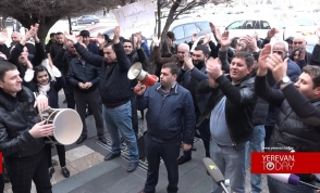 «Становлюсь безработным»: акция протеста перед зданием Правительства РА