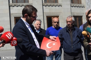 Գեղամ Մանուկյանն Ազատության հրապարակում այրեց Թուրքիայի դրոշը