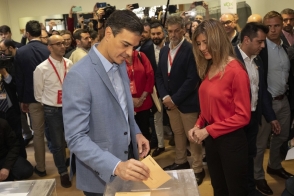 На внеочередных парламентских выборах в Испании победили социалисты (видео)