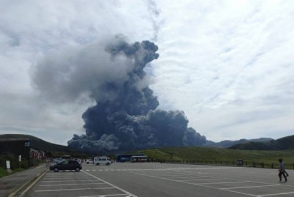 В Японии вулкан выбросил столб пепла на высоту 600 метров