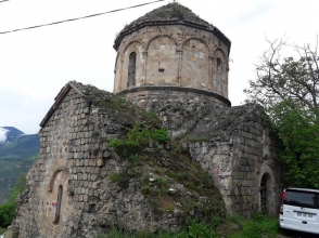 Արդվինի 9–րդ դ. հայկական եկեղեցու կողքին գյուղապետը զուգարանի շինարարություն է նախաձեռնել (լուսանկարներ)