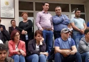 Դատարանների արգելափակմանը մասնակցած թաղապետարանի երեք աշխատակիցները վճարվե՞լ են