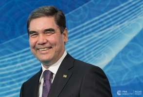 Президент Туркмении поразил мишени из пистолета, проезжая на велосипеде