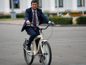 Зеленский не намерен ездить на работу на велосипеде