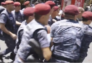 Полиция подвергла приводу участников акции в поддержку Роберта Кочаряна (видео)