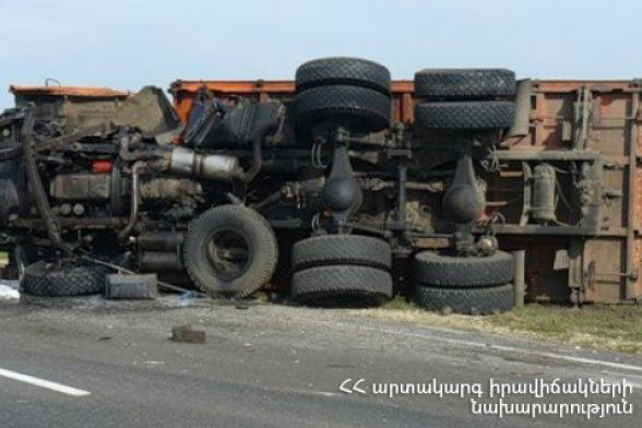 Երևան-Սիսիան ավտոճանապարհին բեռնատարը կողաշրջվել է
