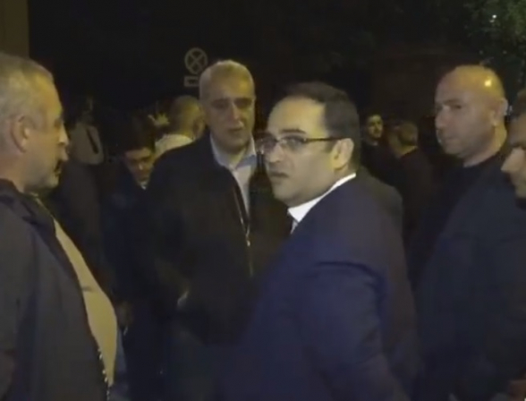 Политические деятели посетили объявивших возле здания Шенгавитского суда сидячий пикет сторонников Кочаряна (видео)