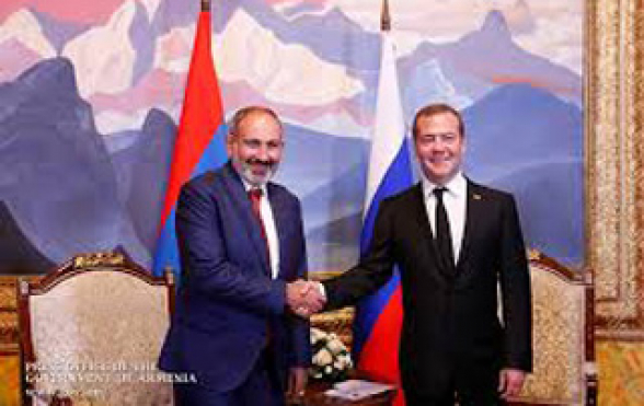Никол Пашинян поздравил Дмитрия Медведева с днём рождения