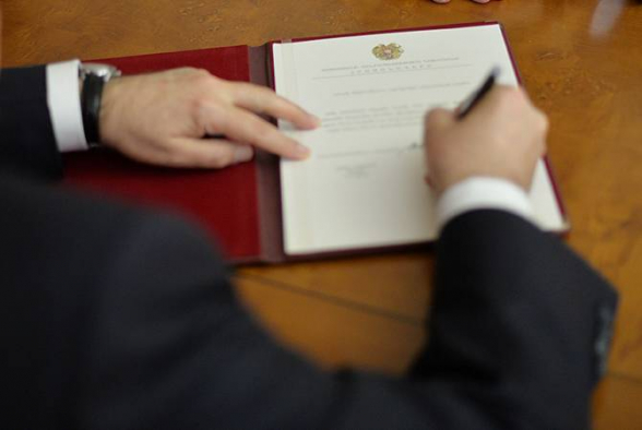 Արմեն Սարգսյանն Արթուր Վանեցյանին ԱԱԾ տնօրենի պաշտոնից ազատելու հրամանագիրը ստորագրել է